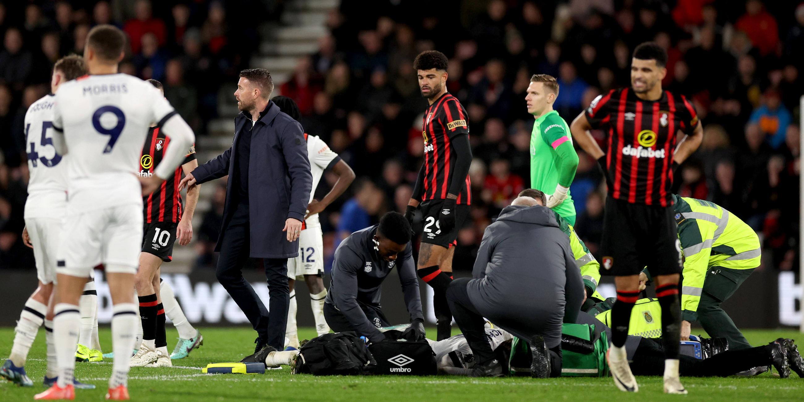 Luton Towns Tom Lockyer wird beim Spiel gegen Bournemouth am 16.12.2023 medizinisch versorgt.