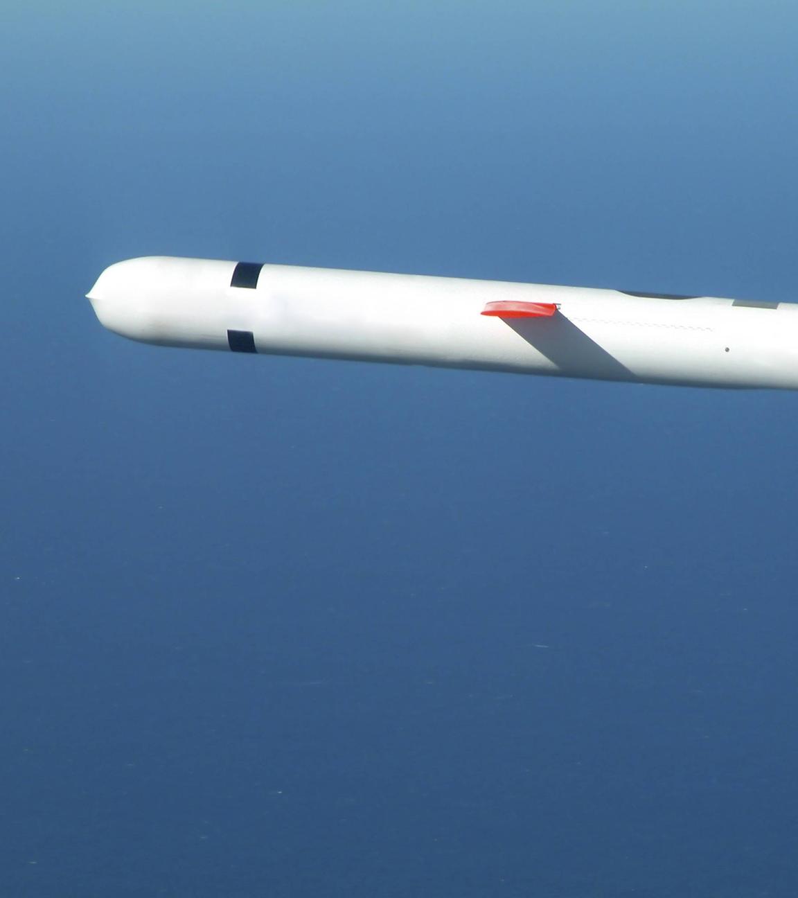 Eine taktische Tomahawk Block IV-Marschflugrakete absolviert einen kontrollierten Flugtest über dem westlichen Testgelände des Naval Air Systems Command (NAVAIR) am 10.11.2002 in Südkalifornien.