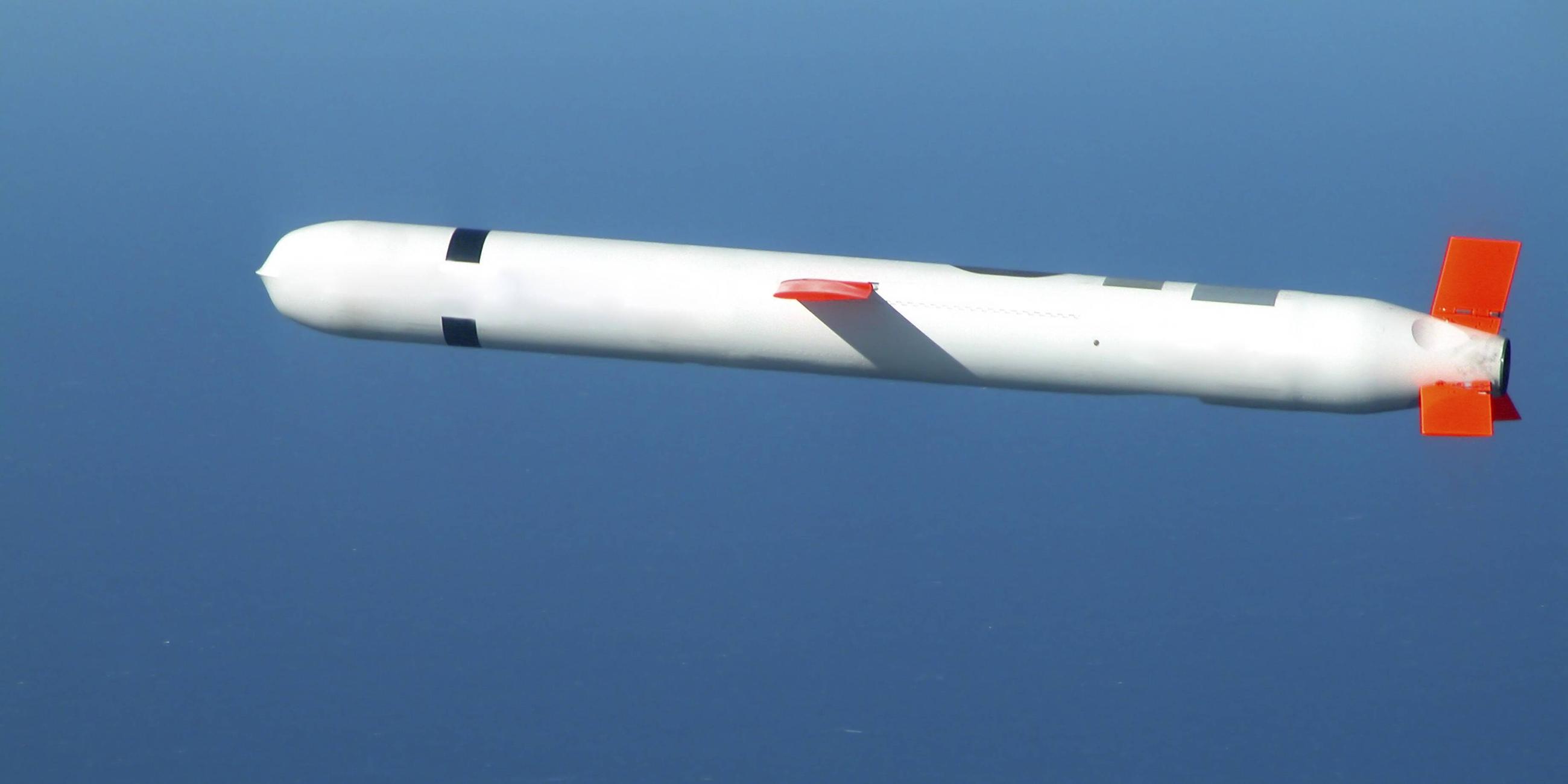 Eine taktische Tomahawk Block IV-Marschflugrakete absolviert einen kontrollierten Flugtest über dem westlichen Testgelände des Naval Air Systems Command (NAVAIR) am 10.11.2002 in Südkalifornien.