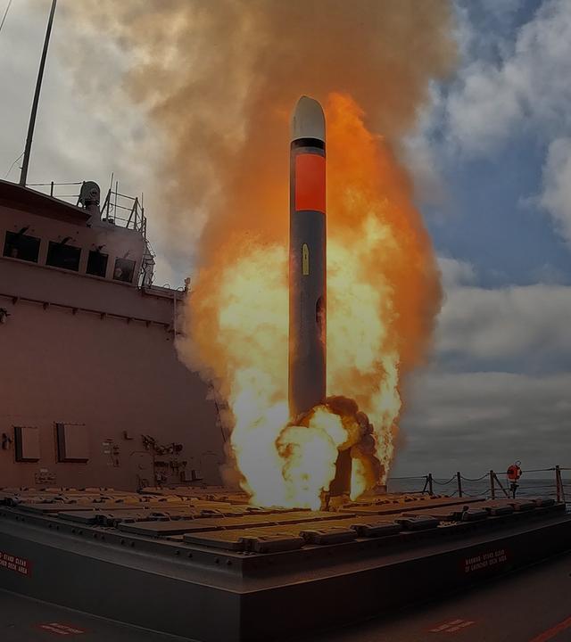 Das australische Kriegsschiff HMAS Brisbane feuert bei einer Übung vor der Westküste der USA einen Tomahawk-Marschflugkörper ab. Die USA haben den Verkauf von Tomahawk-Marschflugkörpern an Deutschland genehmigt. (Archiv)