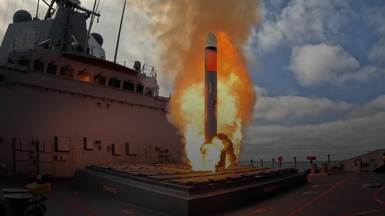Das australische Kriegsschiff HMAS Brisbane feuert bei einer Übung vor der Westküste der USA einen Tomahawk-Marschflugkörper ab. Die USA haben den Verkauf von Tomahawk-Marschflugkörpern an Deutschland genehmigt. (Archiv)