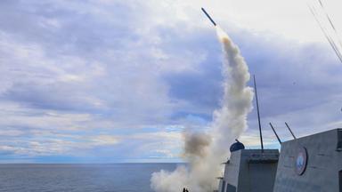 Abschuss eines Tomahawk-Marschflugkörpers von einem Schiff aus.