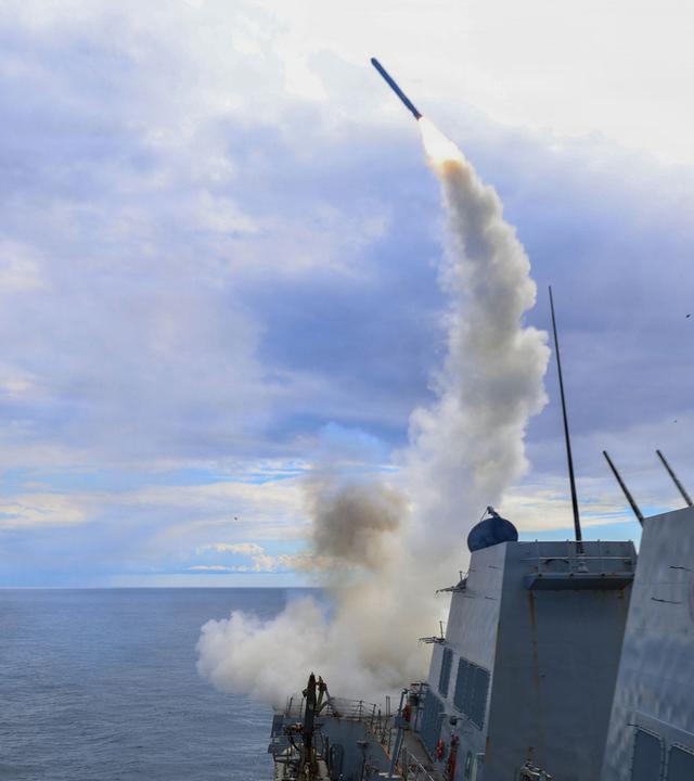 Abschuss eines Tomahawk-Marschflugkörpers von einem Schiff aus.