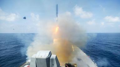 Abschuss eines Tomahawk-Marschflugkörpers von einem Schiff.