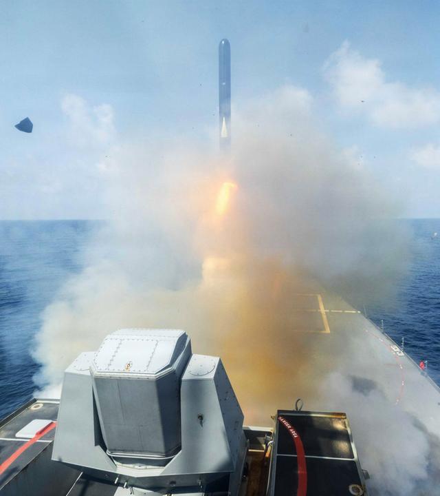 Abschuss eines Tomahawk-Marschflugkörpers von einem Schiff.