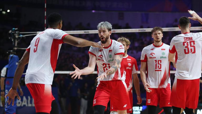 Tomasz Fornal (2. von links) aus Polen feiert mit seinem Teamkollegen Wilfredo Leon Venero (1. von links).