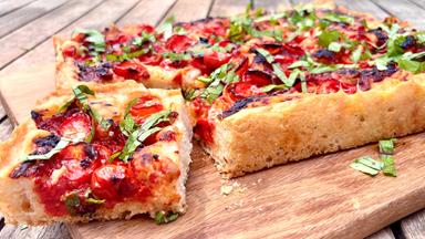 Tomaten Focaccia auf einem Schneidebrett