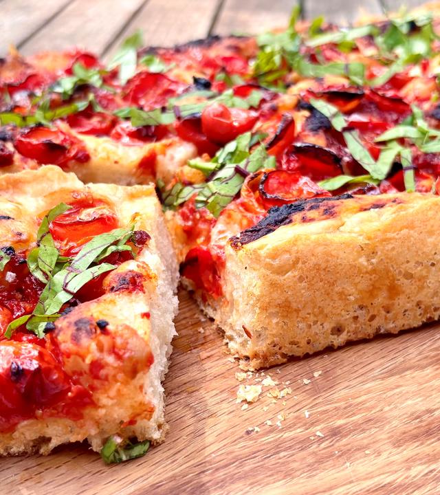 Tomaten Focaccia auf einem Schneidebrett