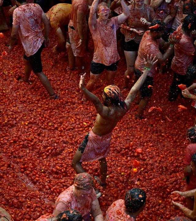 Feiernde nehmen an der jährlichen "Tomatina"-Tomaten-Schlacht in der ostspanischen Stadt Búnol teil.