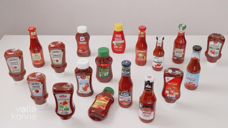 Verschiedene Tomatenketchups auf einem Tisch
