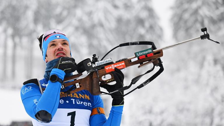  Tommaso Giacomel aus Italien beim Anschießen am Schießstand.