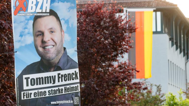 Ein Wahlplakat von Tommy Frenck vom Bündnis Zukunft Hildburghausen hängt vor dem Landratsamt Hildburghausen in Thüringen.