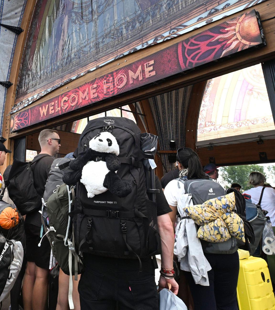 Besucher des Tomorrowland-Festivals in Belgien drängen durch den Eingang zur Hauptbühne des Festivals am 17.07.2025.