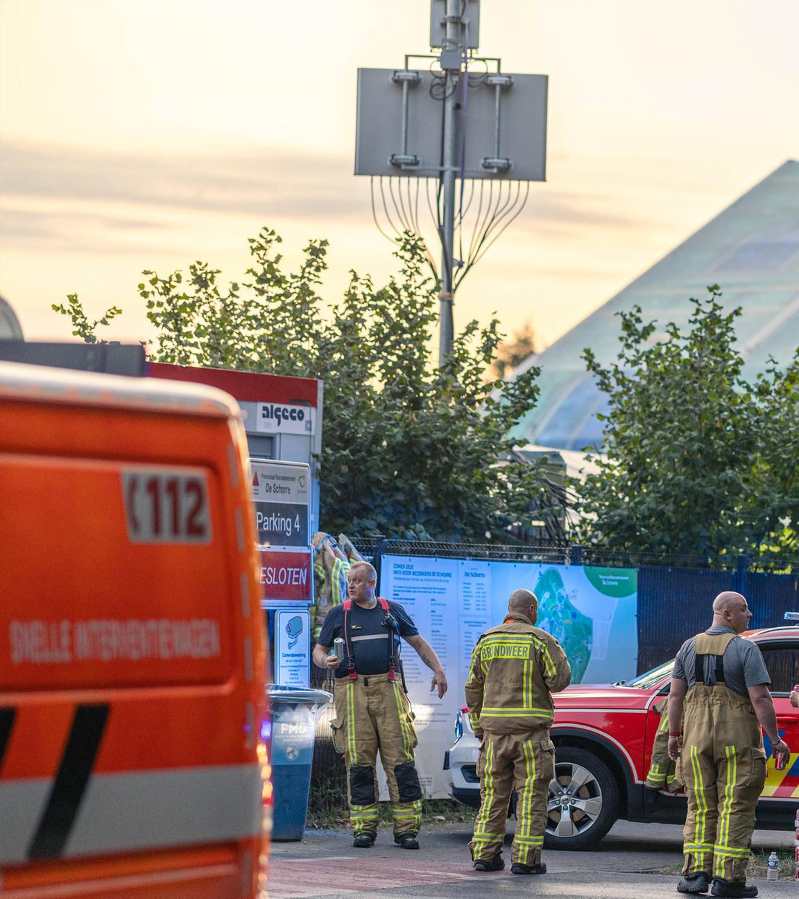Feuerwehrleute stehen nach einem Großbrand in der Nähe des Tomorrowland-Geländes in Alarmbereitschaft. 