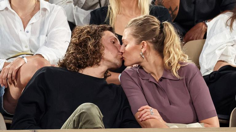 Das Model Toni Garrn und ihr neuer Partner Jeremy Steeb küssen sich auf der Zuschauertribüne der French Open.