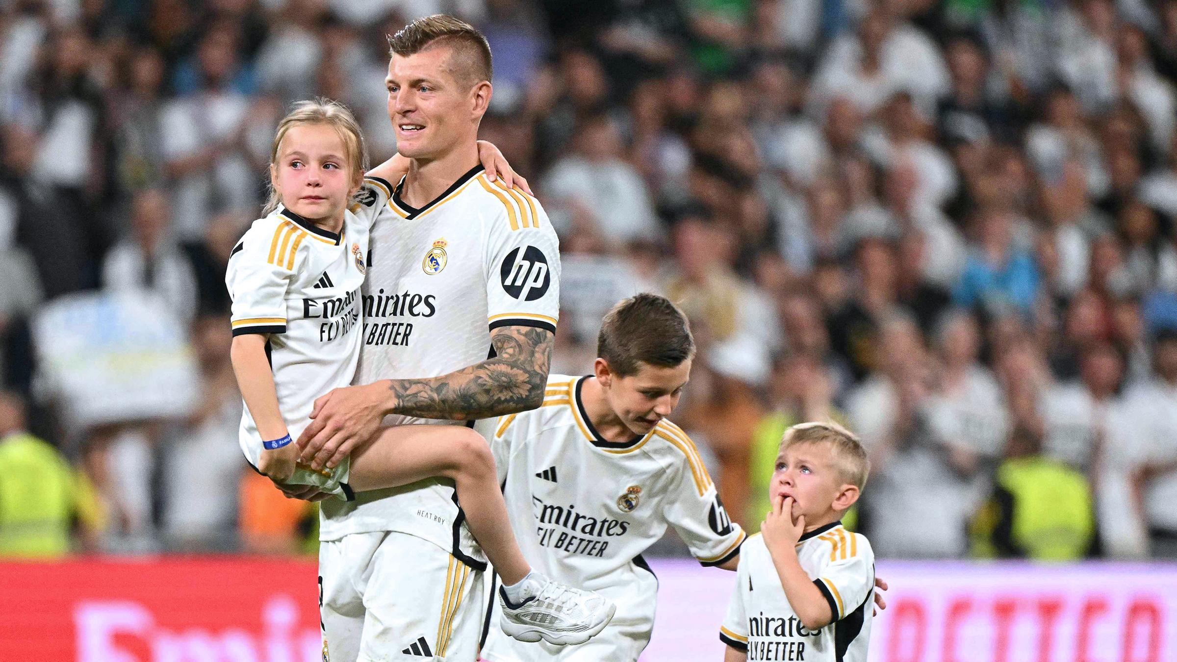 Toni Kroos geht nach dem Spiel mit seinen Kindern auf das Spielfeld