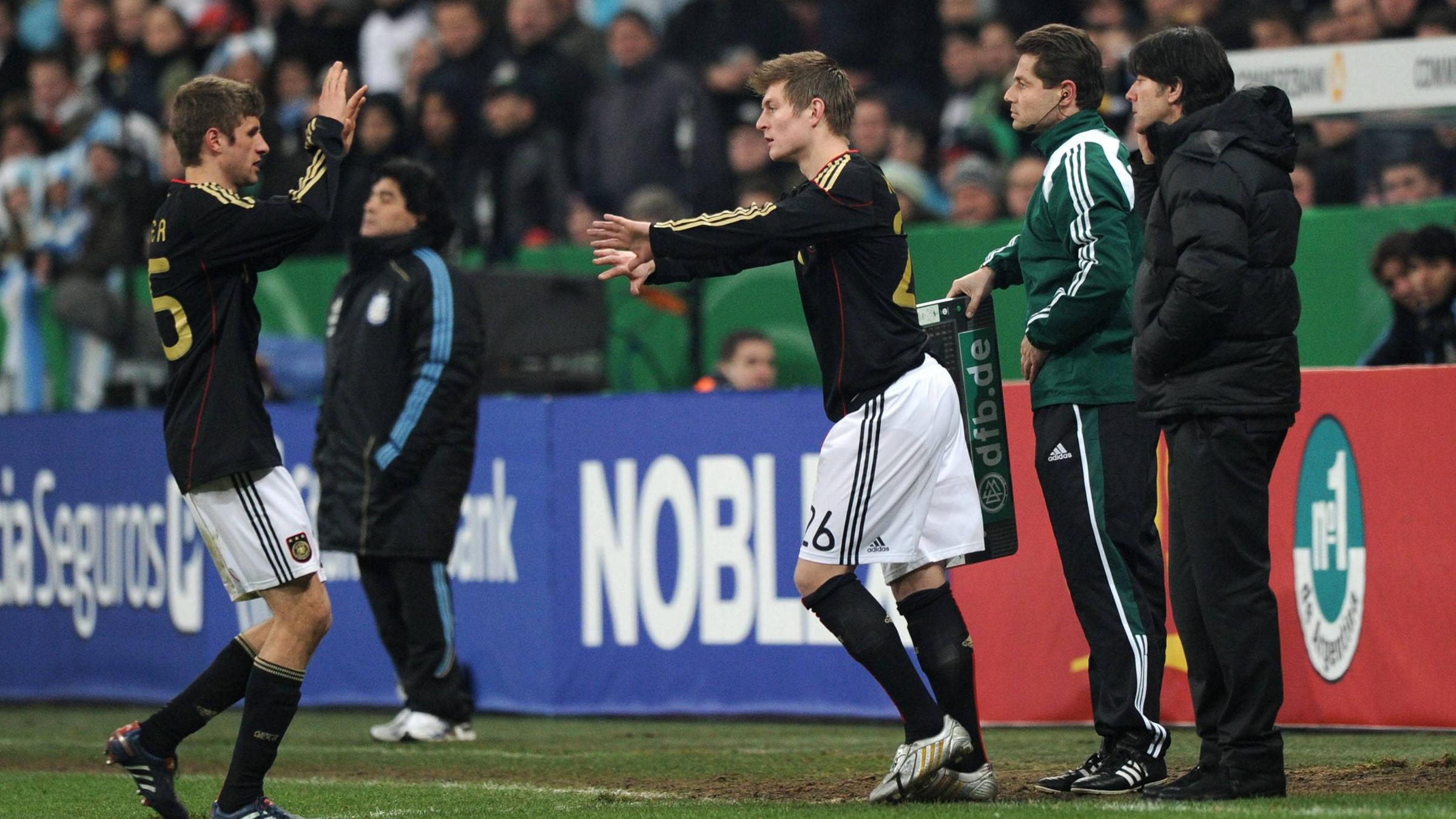 erstes Länderspiel, 0:1 gegen Argentinien in München – 67. Minute für Thomas Müller eingewechselt