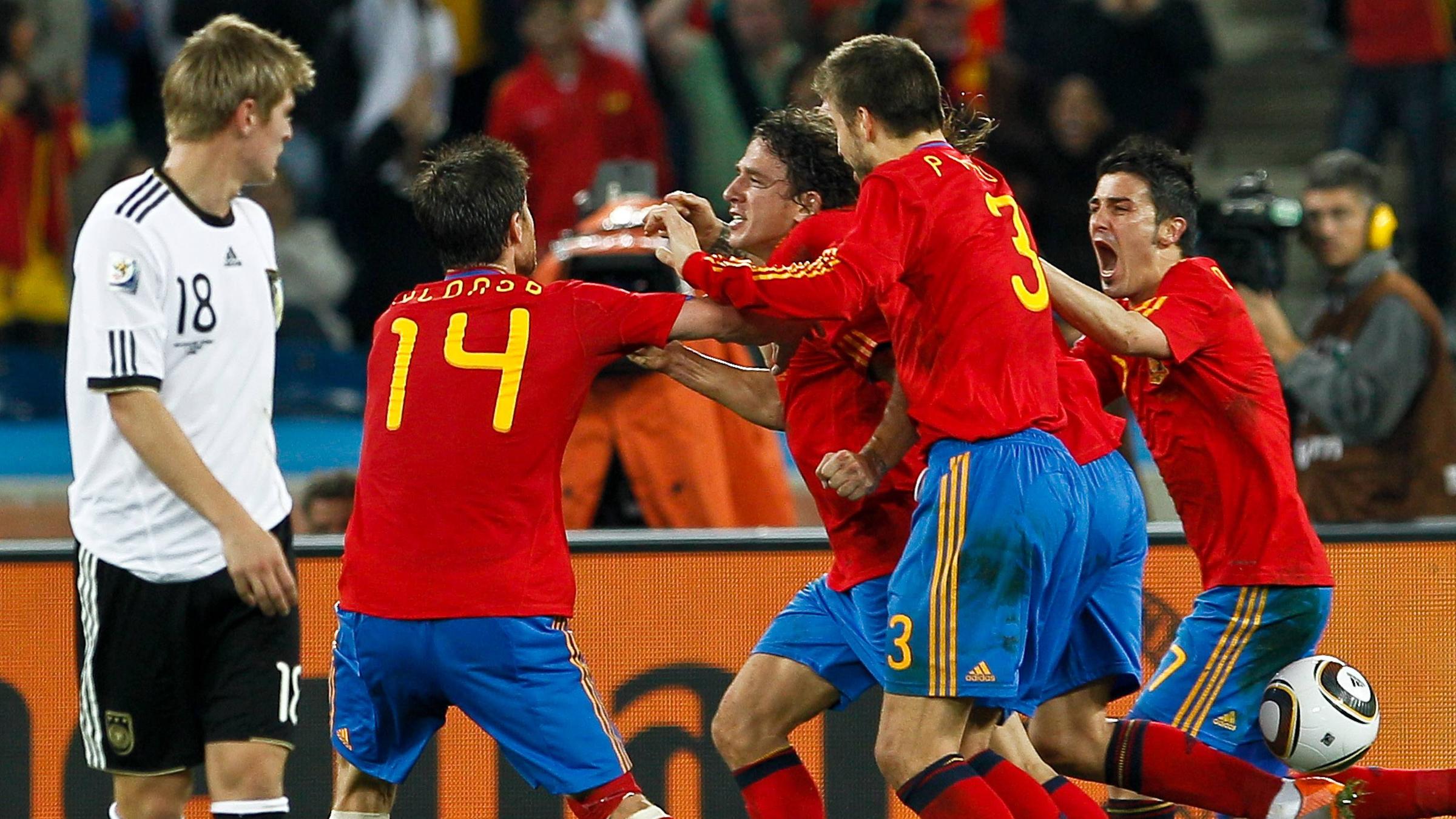 Kroos macht bei der WM 2010 (sein erstes Turnier) vier Spiele und steht uch bei der 0:1-Halbfinalniederlage gegen Spanien auf dem Platz