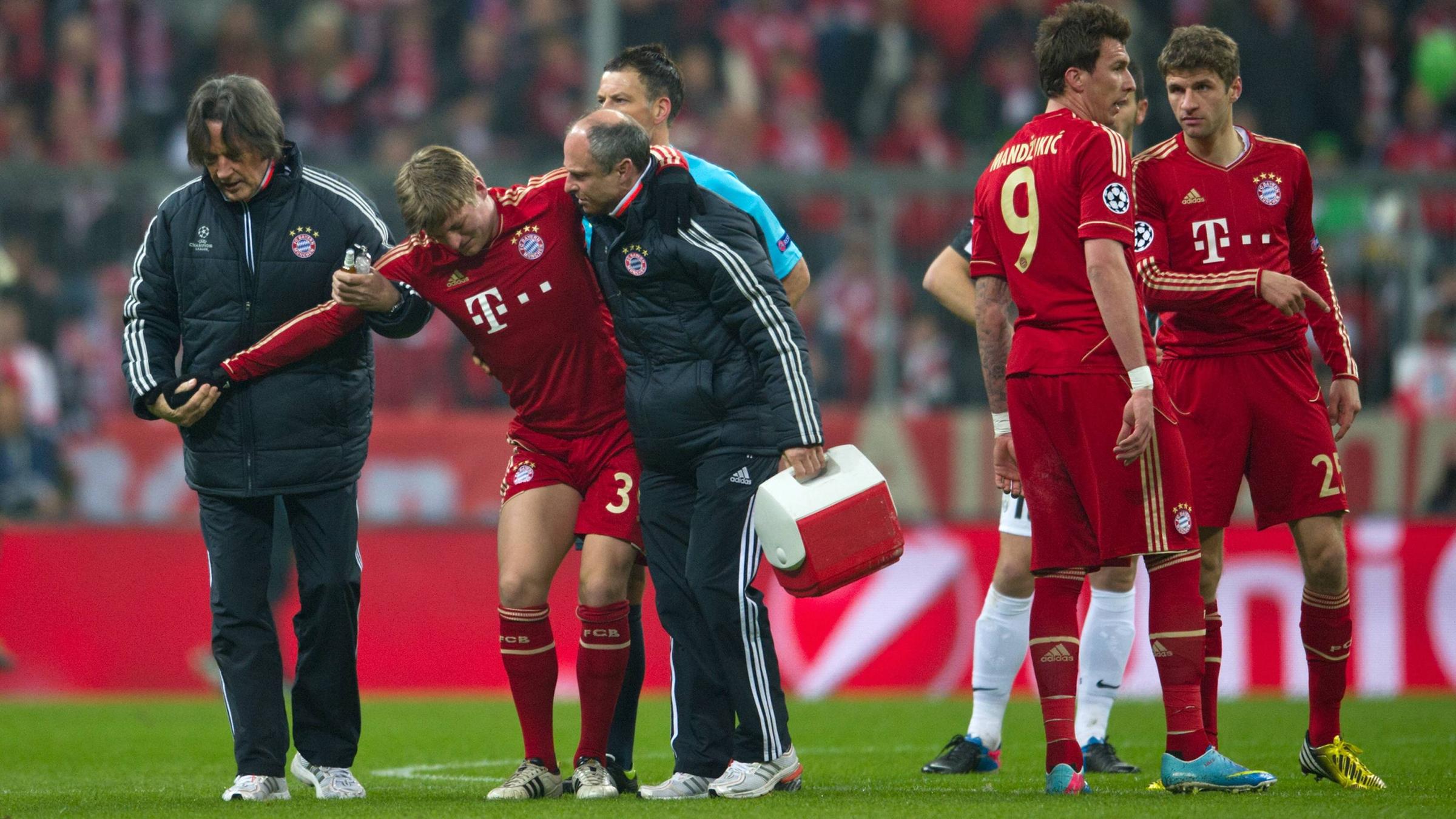 – 2013 gewinnen die Bayern mit Kroos als Stammspieler das Triple – das CL-Finale gegen Dortmund (2:1) verpasst er, weil er sich im Viertelfinal-Hinspiel gegen Juventus Turin verletzt.