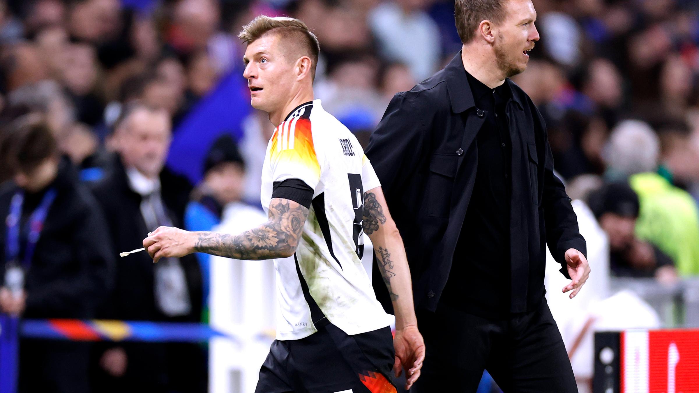 2024 dann das Comeback: Bundestrainer Julian Nagelsmann kann Kroos von der Rückkehr überzeugen, beim 2:0 gegen Frankreich steht er wieder auf dem Feld.