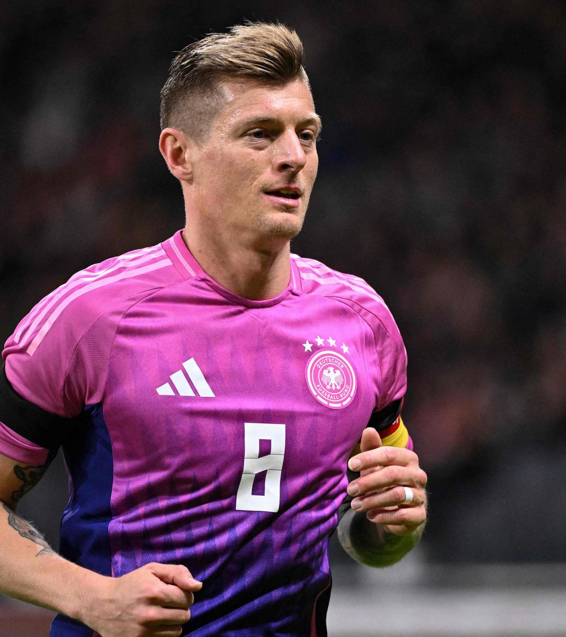 Deutscher Fußball-Nationalspieler Toni Kroos im Auswärtstrikot.