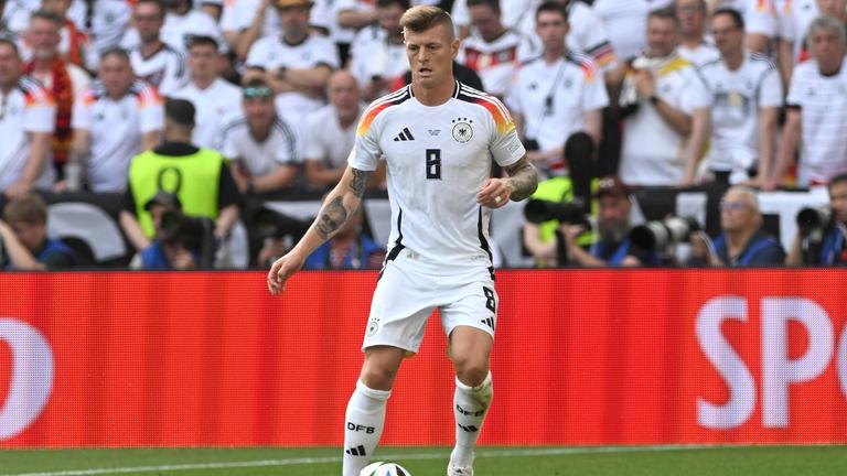 Toni Kroos führt den Ball am Fuß.