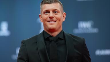 Toni Kroos im schwarzen Anzug bei den Spain Laureus Awards