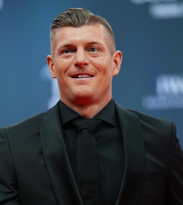 Toni Kroos im schwarzen Anzug bei den Spain Laureus Awards