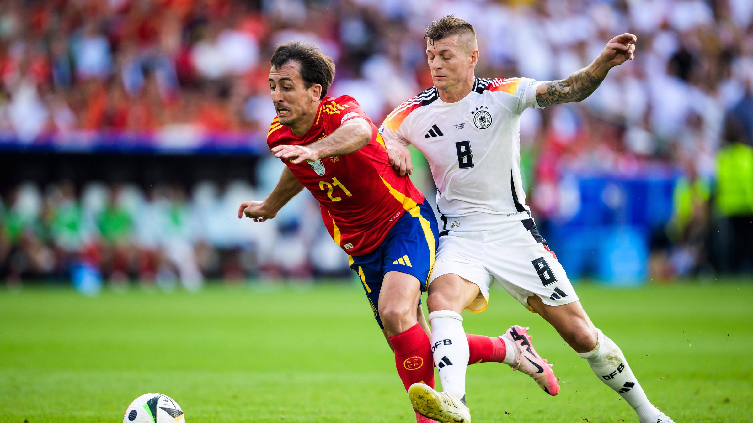 Mikel Oyarzabal und Toni Kroos im Zweikampf.