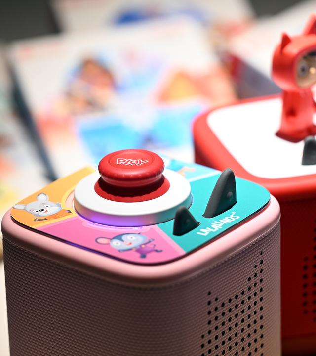 Zwei bunte Tonies-Hörspielboxen stehen nebeneinander.