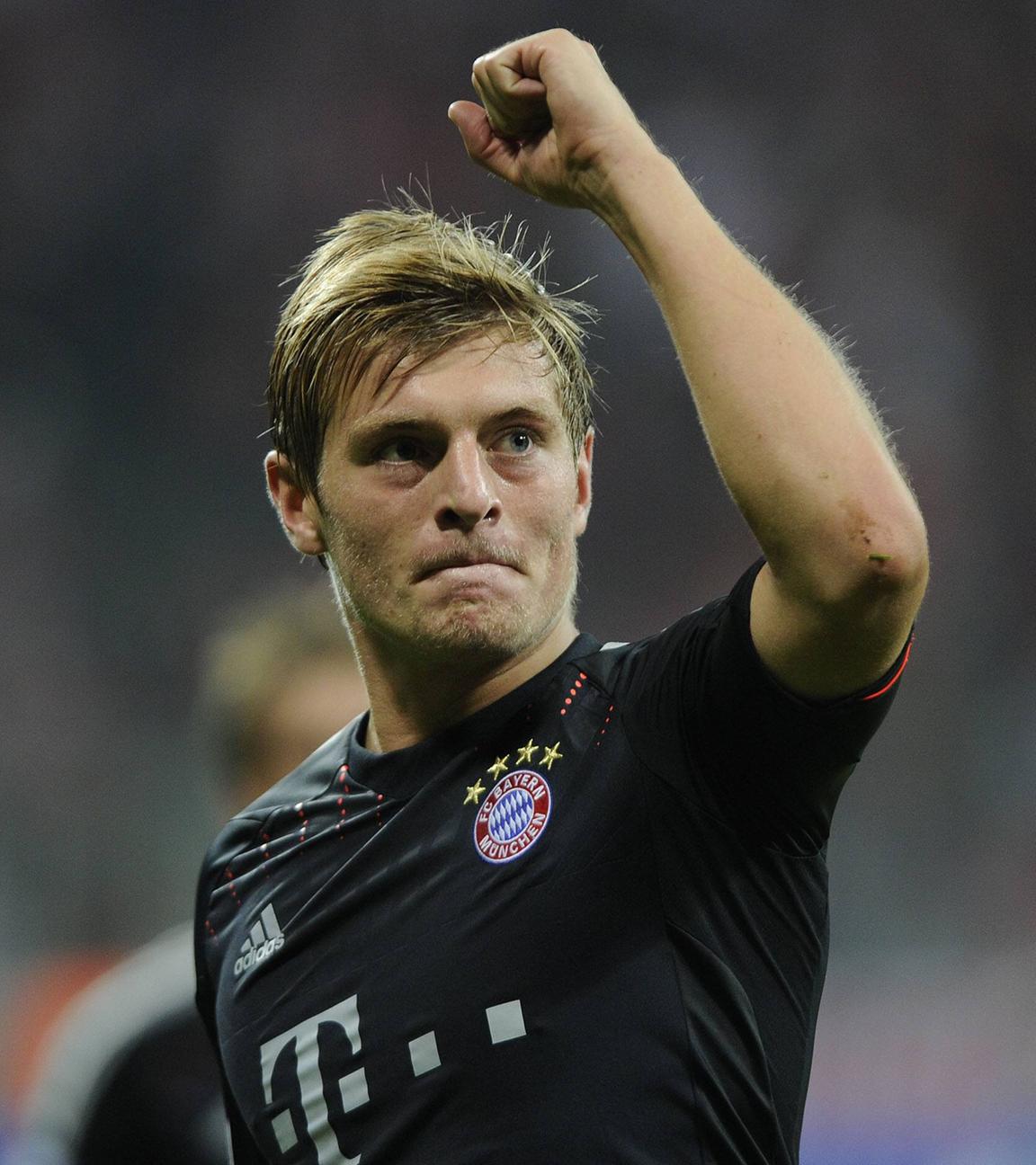 Toni Kroos jubelt im Trikot des FC Bayern.