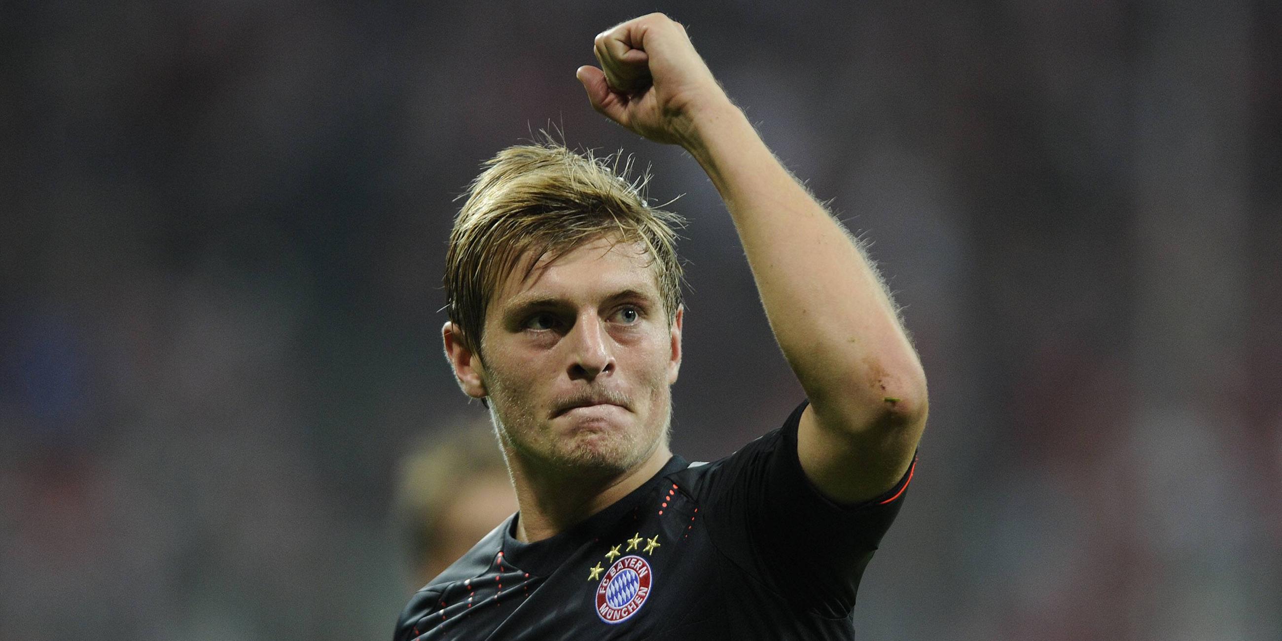 Toni Kroos jubelt im Trikot des FC Bayern.
