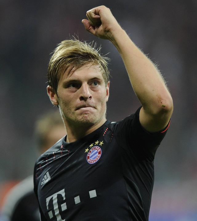 Toni Kroos jubelt im Trikot des FC Bayern.