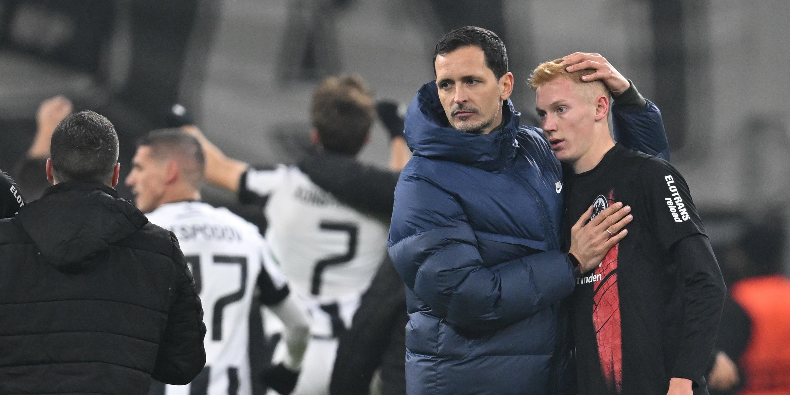 Conference League, Eintracht Frankfurt - PAOK Saloniki: Frankfurts Cheftrainer Dino Toppmöller (l.) tröstet Spieler Hugo Larsson