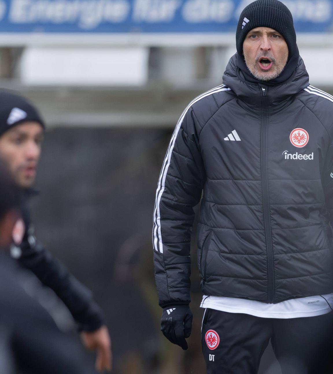 Eintracht Frankfurts Trainer Dino Toppmöller ruft beim Training.