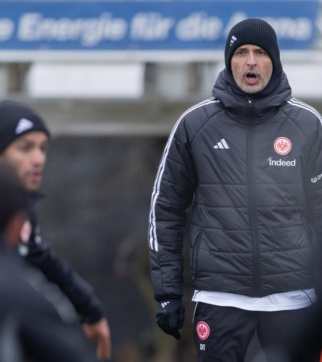Eintracht Frankfurts Trainer Dino Toppmöller ruft beim Training.