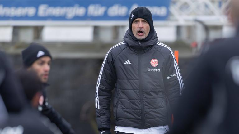 Eintracht Frankfurts Trainer Dino Toppmöller ruft beim Training.