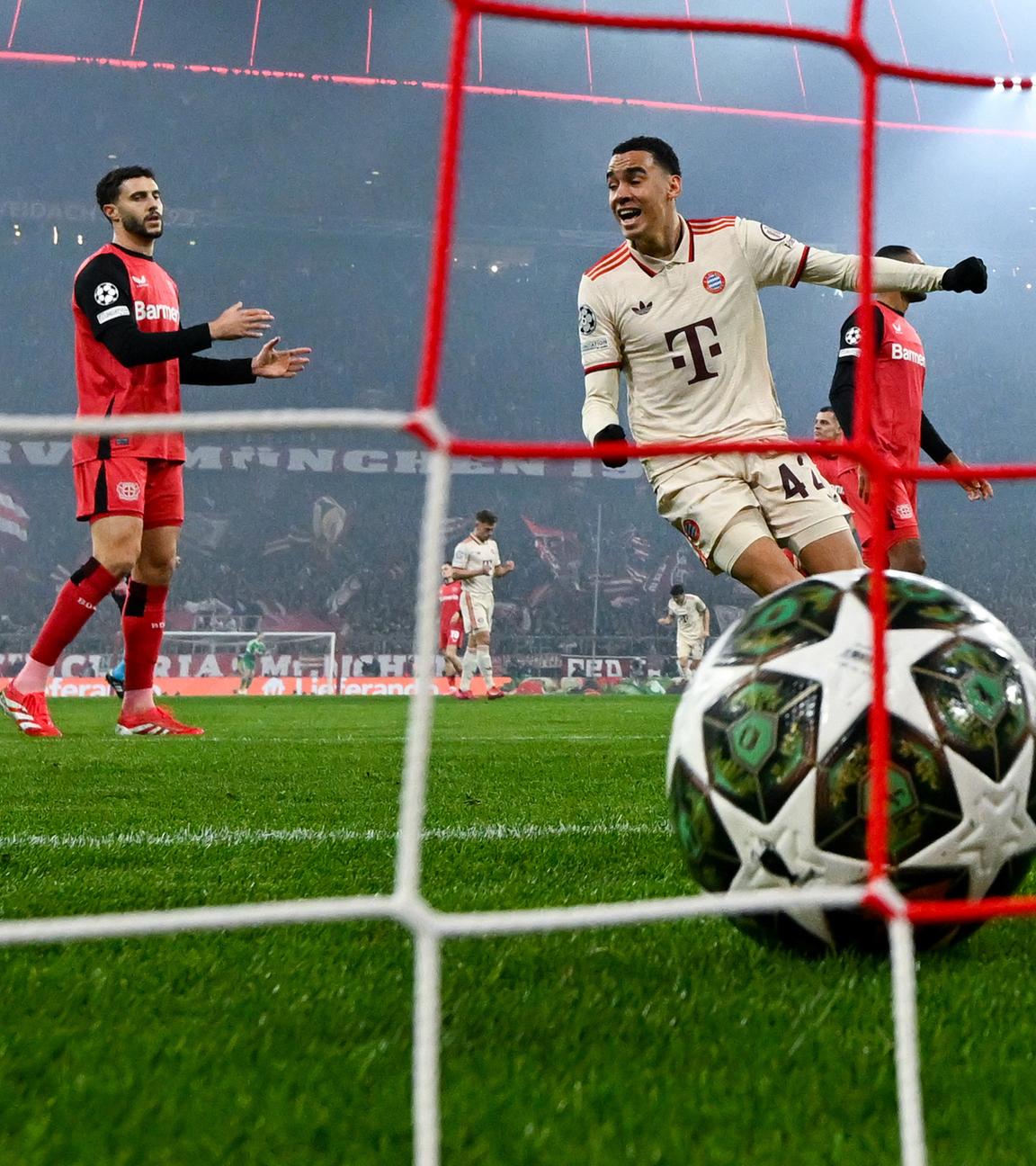 Münchens Harry Kane (l) feiert nach seinem Tor zum 1:0.