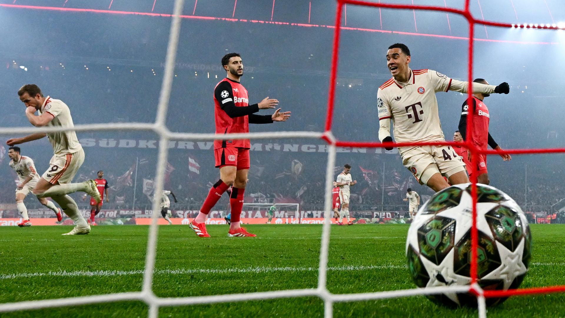 Münchens Harry Kane (l) feiert nach seinem Tor zum 1:0.