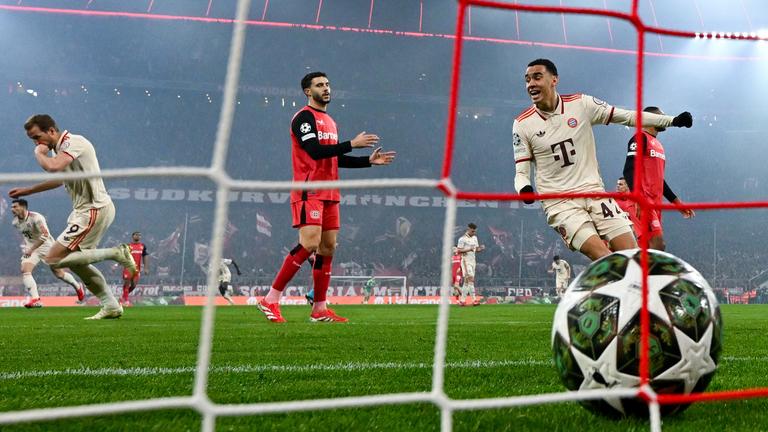 Münchens Harry Kane (l) feiert nach seinem Tor zum 1:0.