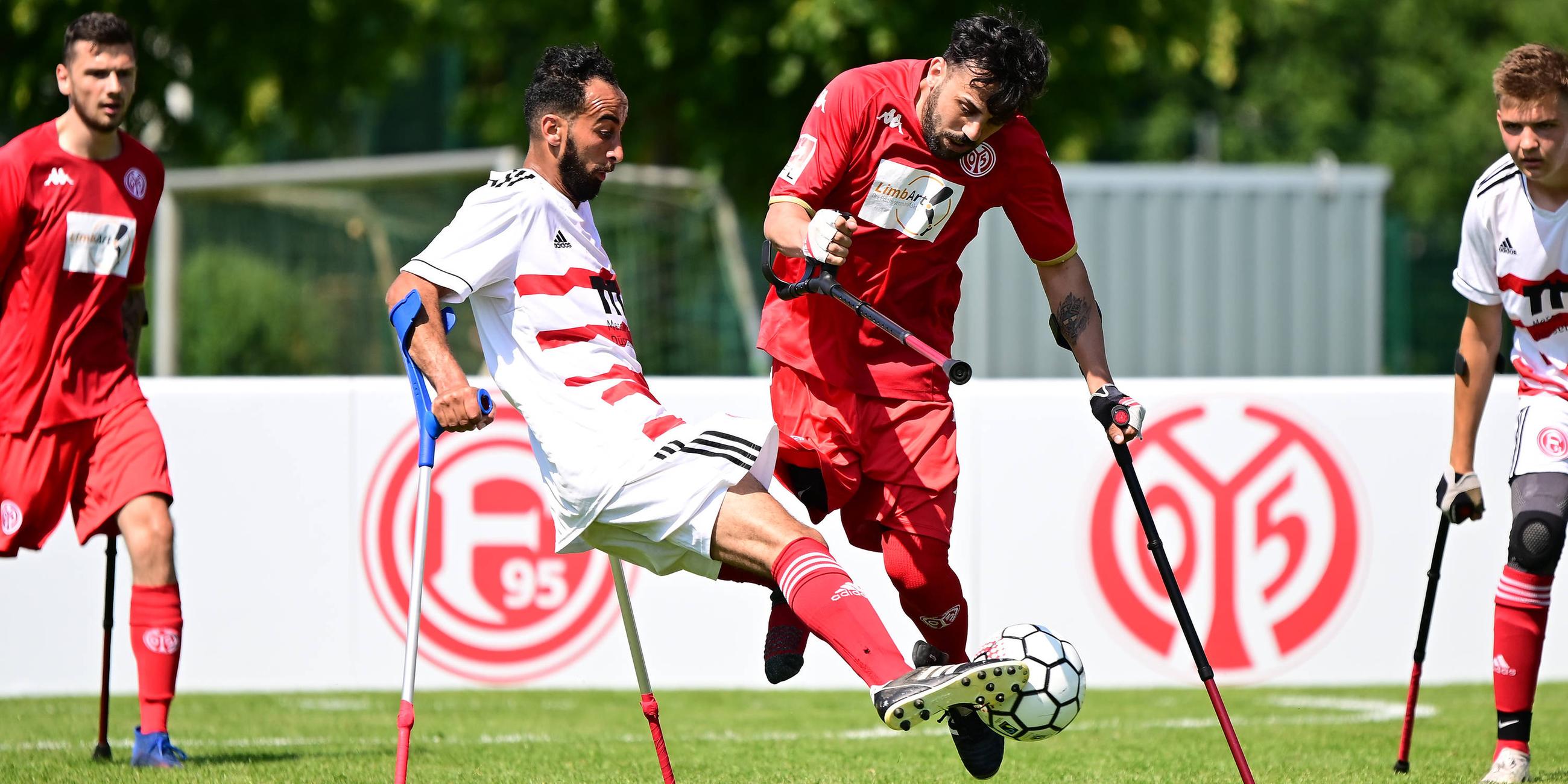 Amputierten-Fußball-Bundesliga: Fortunas Radouane Chaanoune im Zweikampf mit dem Mainzer Emrah Akdemir