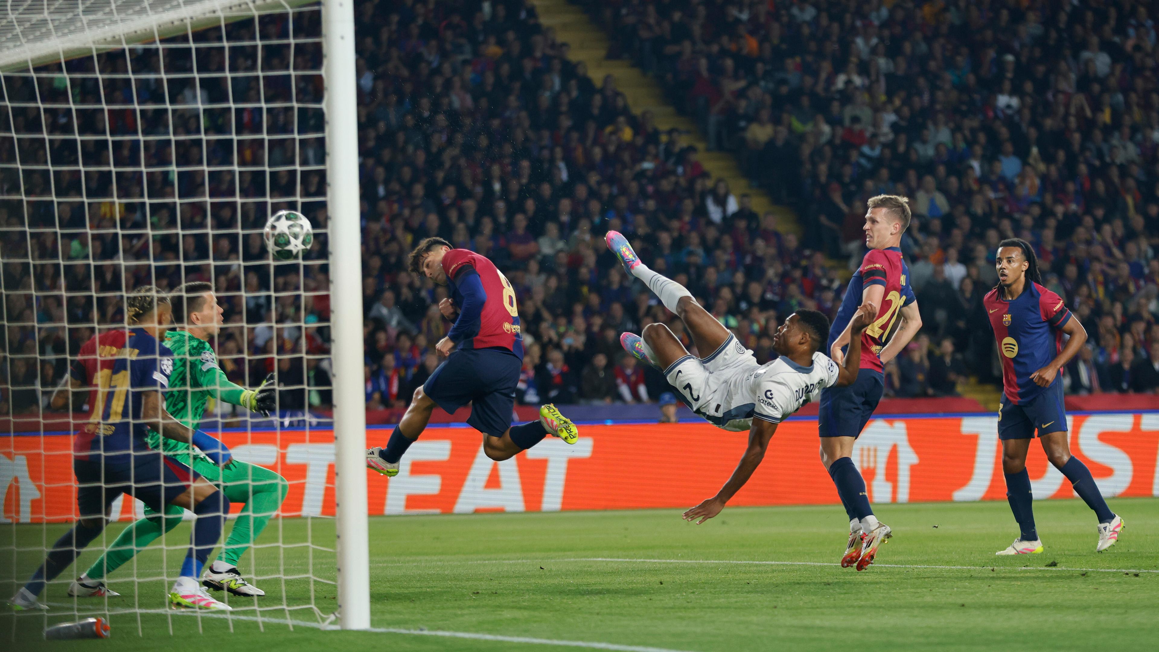 Denzel Dumfries (3.v.r) von Inter Mailand erzielt das zweite Tor für seine Mannschaft.