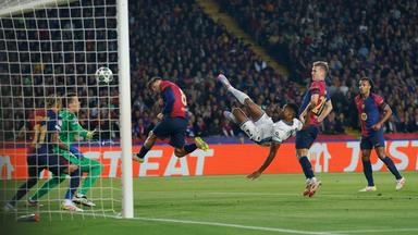 Denzel Dumfries (3.v.r) von Inter Mailand erzielt das zweite Tor für seine Mannschaft.