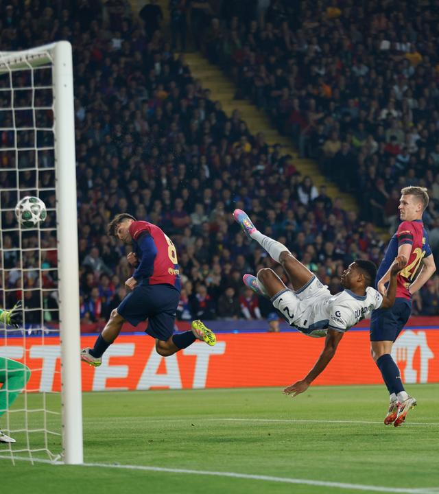 Denzel Dumfries (3.v.r) von Inter Mailand erzielt das zweite Tor für seine Mannschaft.