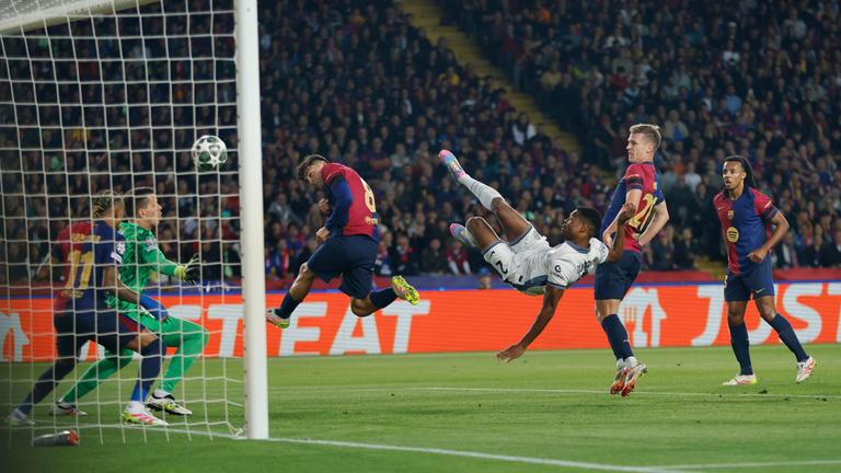 Denzel Dumfries (3.v.r) von Inter Mailand erzielt das zweite Tor für seine Mannschaft.