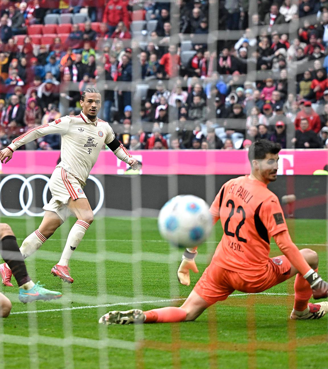 Tor zum 2:1 durch Torschütze Leroy Sane (Bayern München), Adam Dzwigala (FC St. Pauli) und Torwart Nikola Vasilj (FC St. Pauli) können den Treffer nicht verhindern.