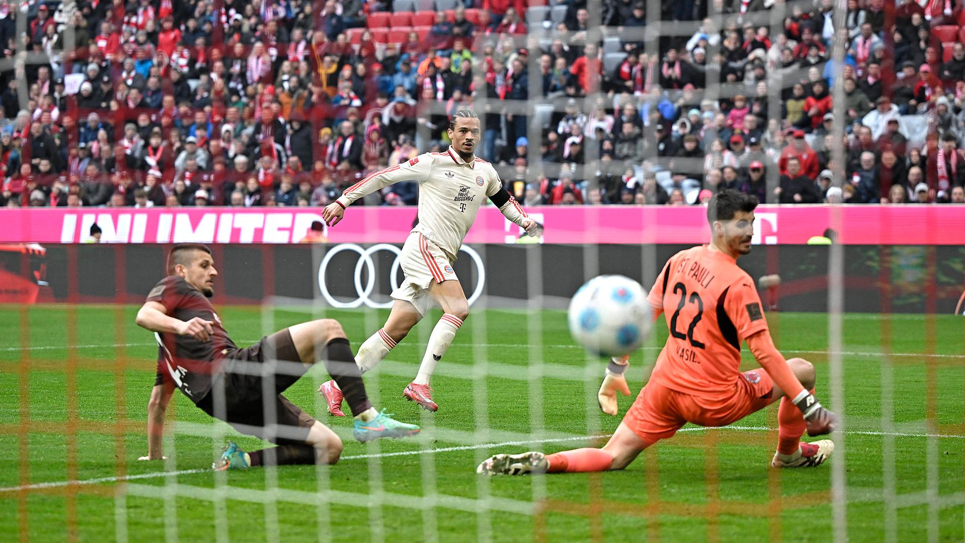 Tor zum 2:1 durch Torschütze Leroy Sane (Bayern München), Adam Dzwigala (FC St. Pauli) und Torwart Nikola Vasilj (FC St. Pauli) können den Treffer nicht verhindern.