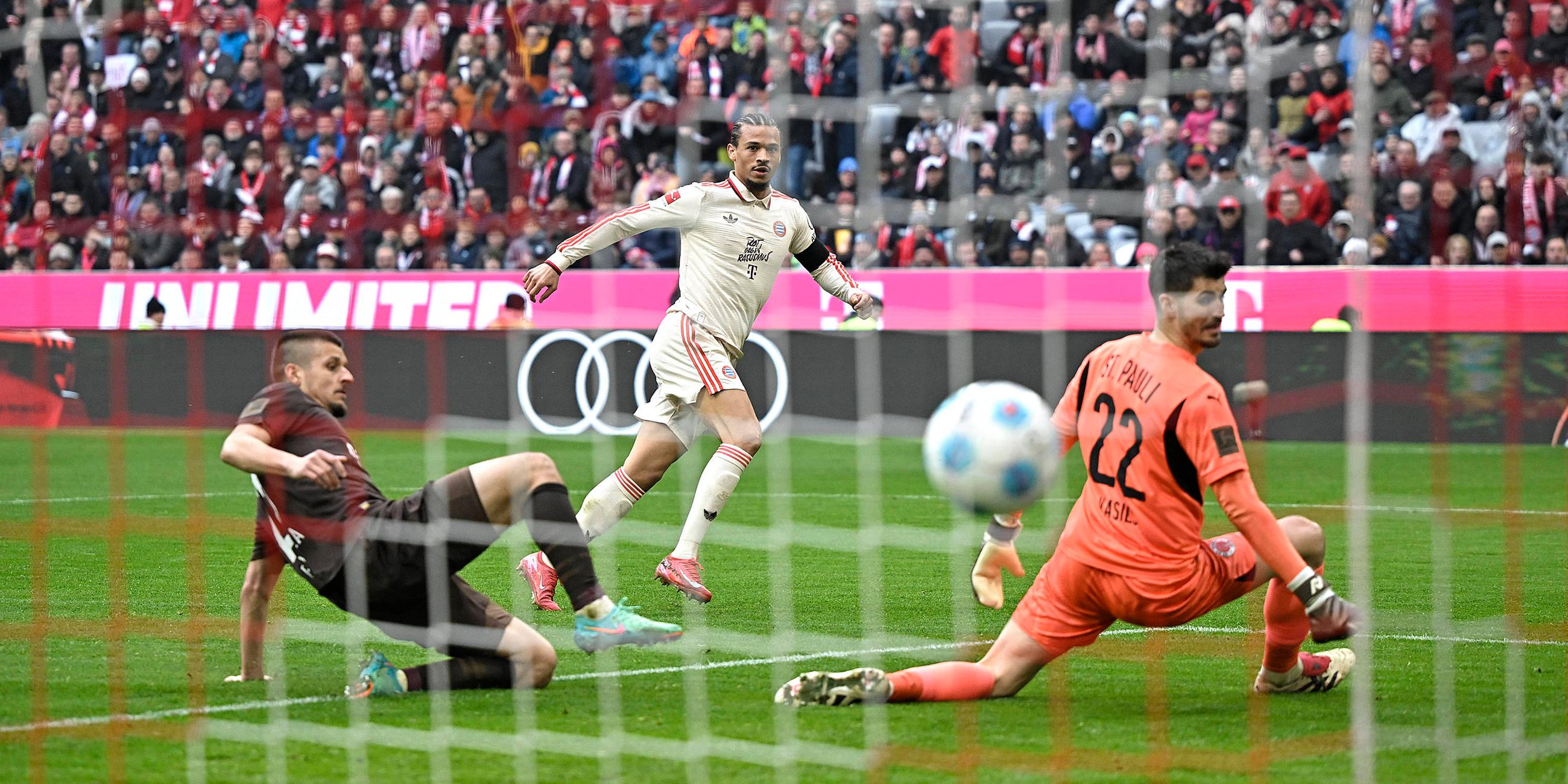 Tor zum 2:1 durch Torschütze Leroy Sane (Bayern München), Adam Dzwigala (FC St. Pauli) und Torwart Nikola Vasilj (FC St. Pauli) können den Treffer nicht verhindern.