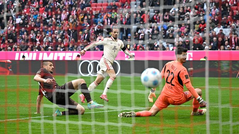 Tor zum 2:1 durch Torschütze Leroy Sane (Bayern München), Adam Dzwigala (FC St. Pauli) und Torwart Nikola Vasilj (FC St. Pauli) können den Treffer nicht verhindern.