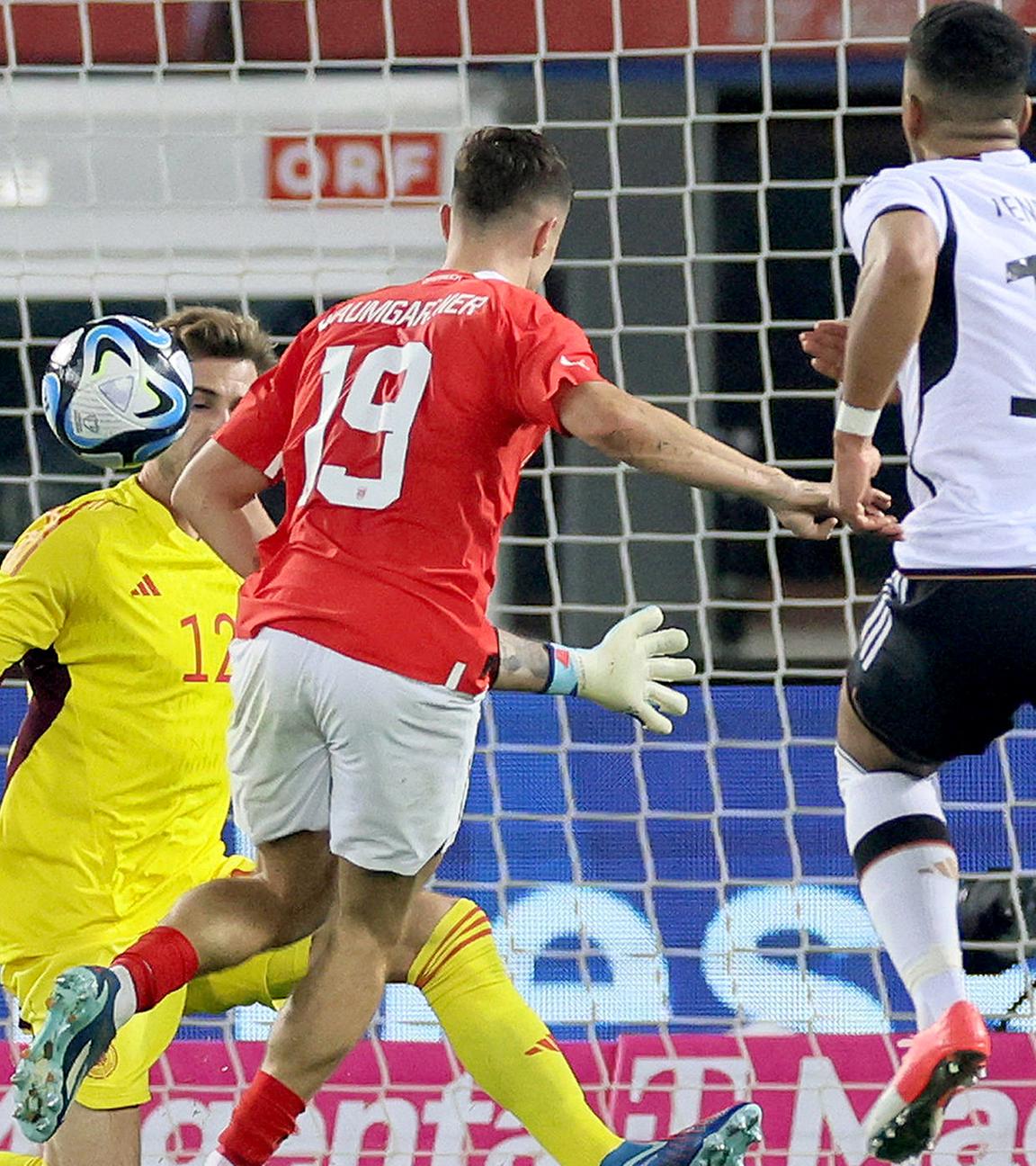 Tor für Österreich. Christoph Baumgartner (19, AUT) trifft zm 2:0 gegen Torwart Kevin Trapp.